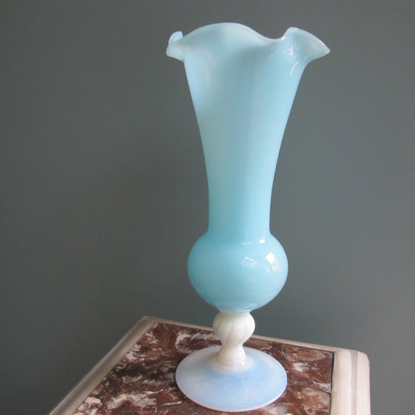 Grand vase en opaline bleue et blanche