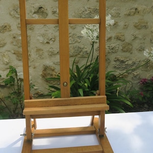 Wooden painter&#39;s easel