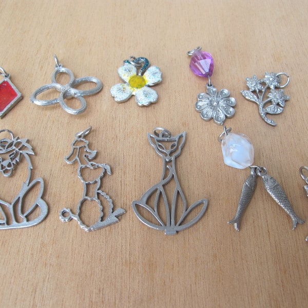 Lot de 10 breloques anciennes, charms, pour recyclage, loisirs créatifs, bijouterie