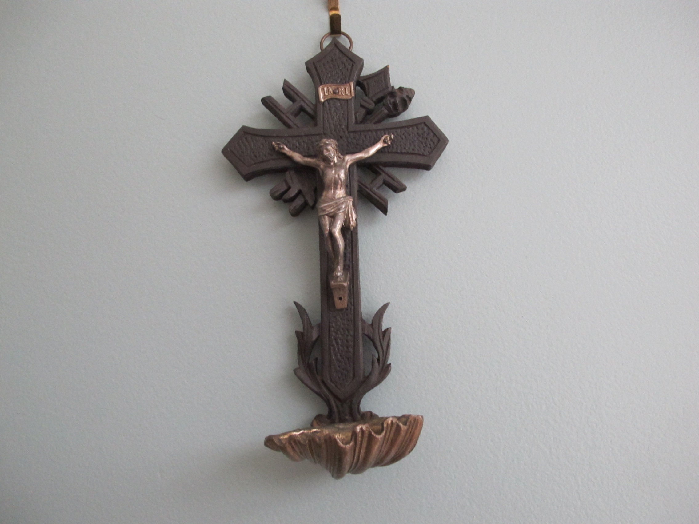 Crucifix Bénitier en Bois et Métal