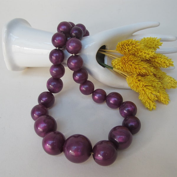 Collier ancien de grosses perles violettes