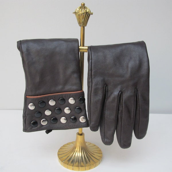 Paire de gants en cuir marron chocolat avec clous sur les poignets