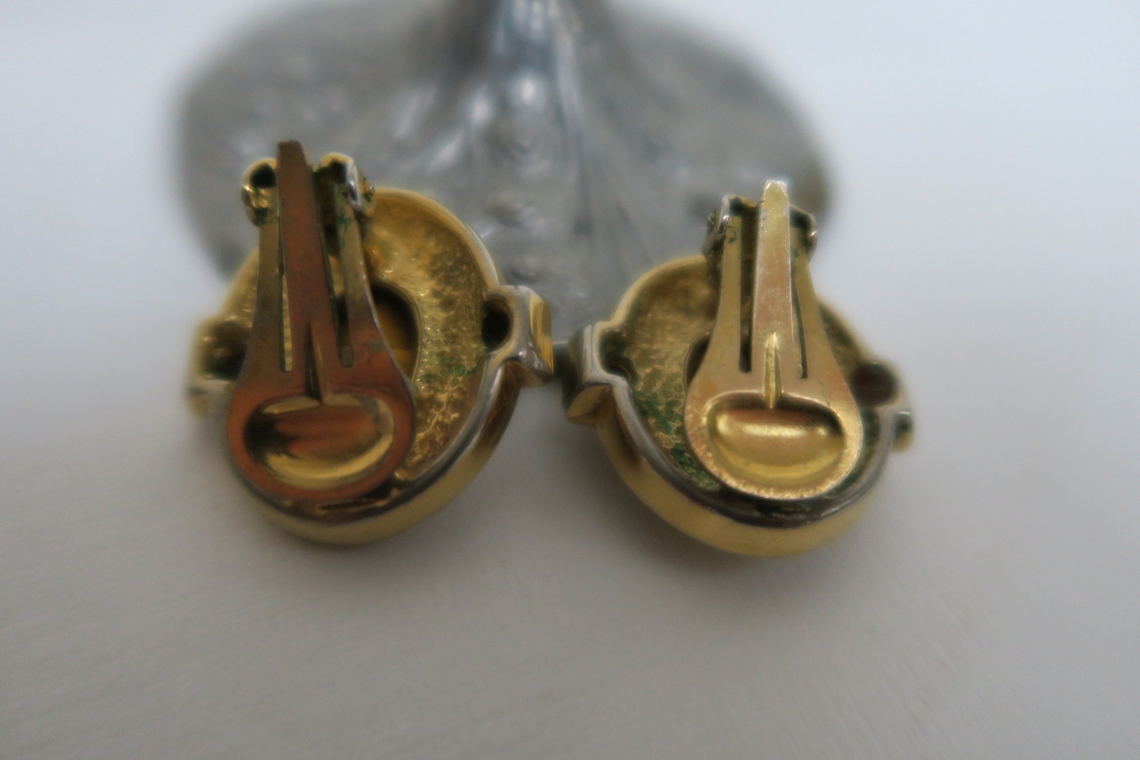 Boucles D'oreilles Clip En Métal Doré Avec Strass Et Cabochon - Forme Circulaire - Occasion Très Bon état