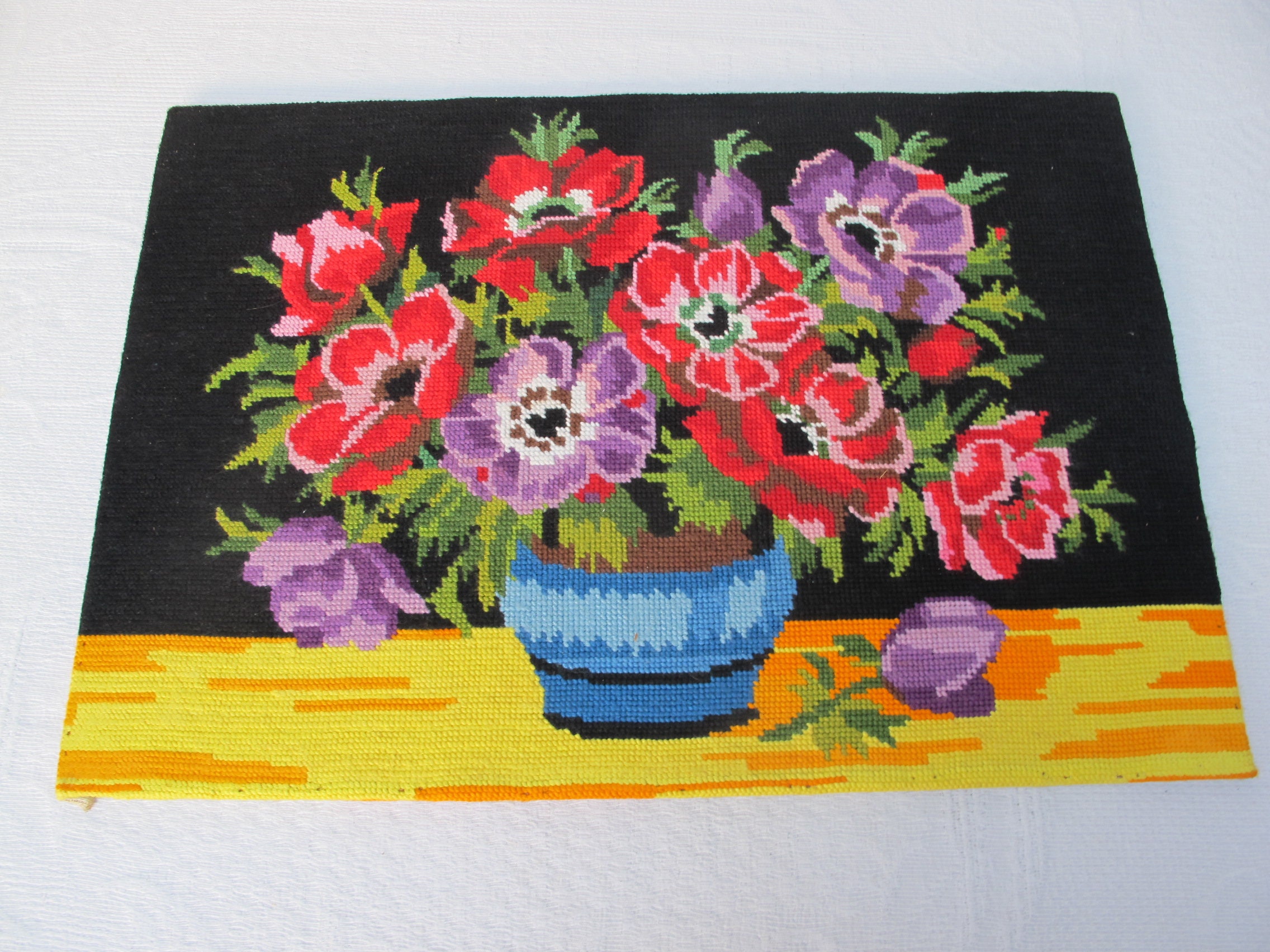 Ancien Canevas Tapisserie Bouquet d'anémones, Couleurs Vives, Fait Main en France