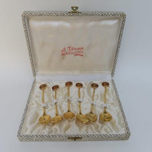Set of six golden ivl crispus nob caes teaspoons