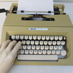Máquina de escribir Olivetti LETTERA 25 con su bolsa para transportarla, lee atentamente el anuncio
