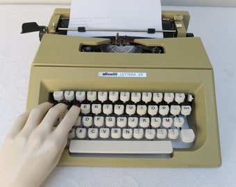Machine à écrire Olivetti LETTERA 25 avec sa sacoche pour la porter, bien lire l'annonce