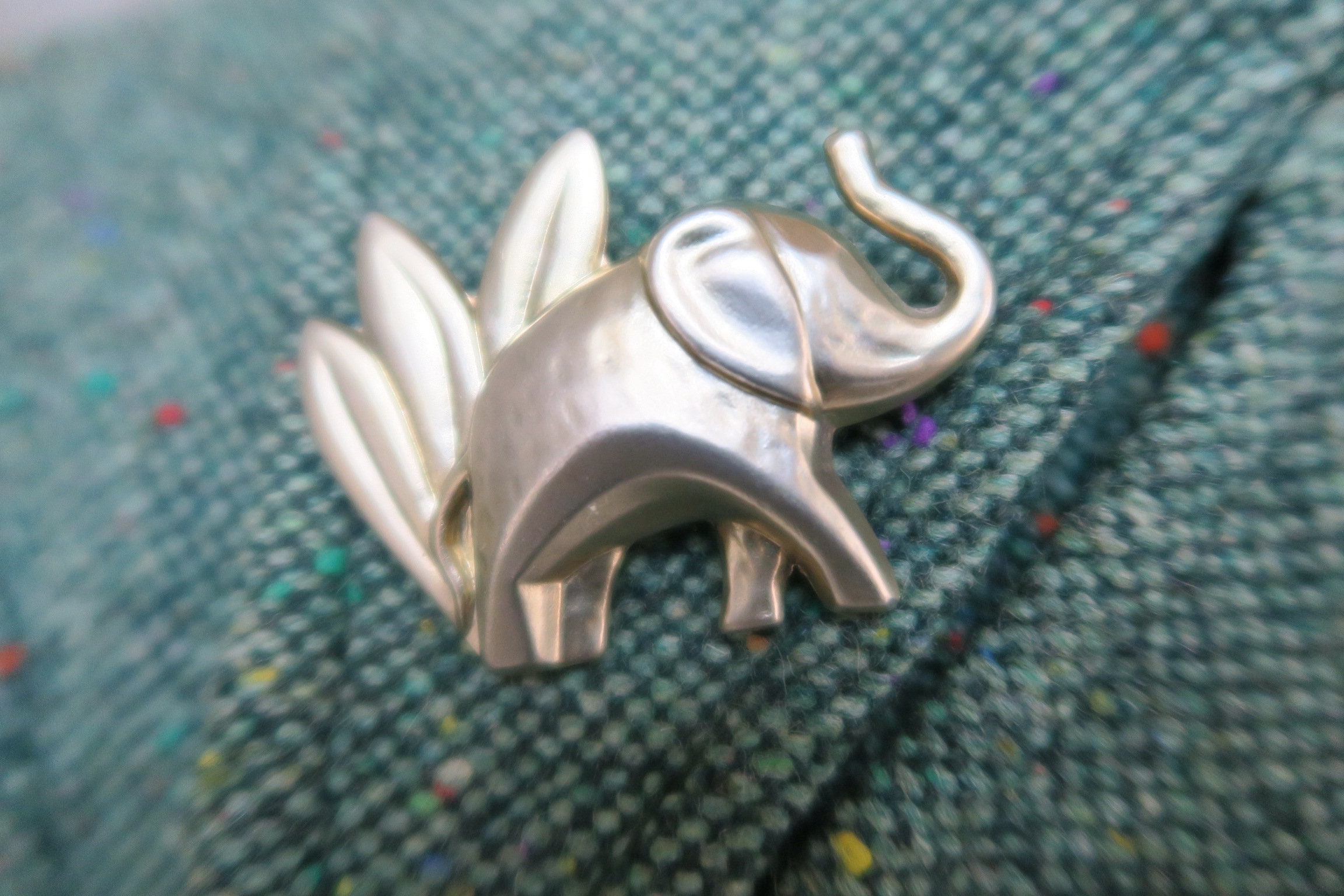 Broche Vintage éléphant Jungle En Métal Doré Et Plastique - Trompe Relevée, Sans Marque