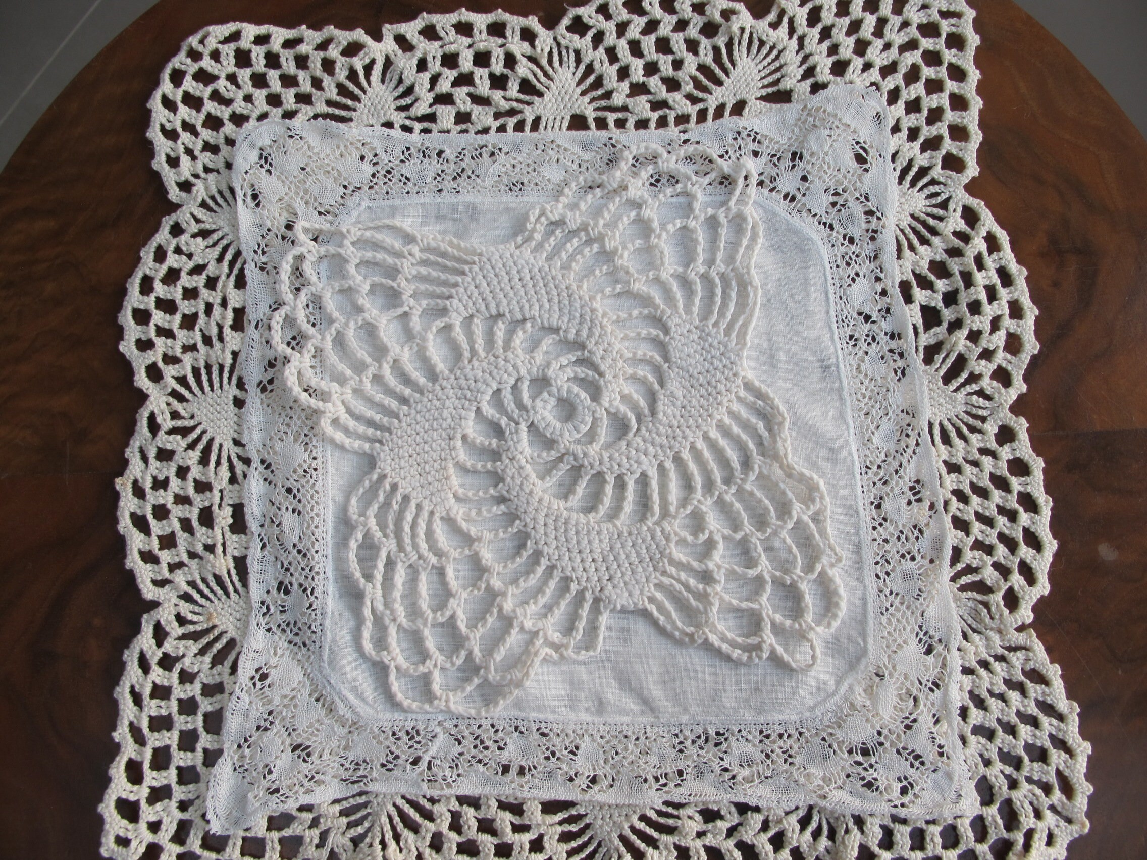 Lot de Napperons Anciens en Crochet, Les Carrés