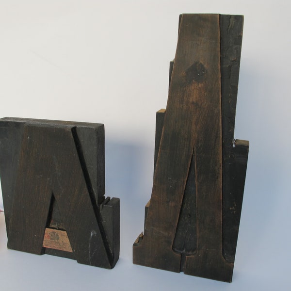 Deux lettres d'imprimerie en bois, lettres A