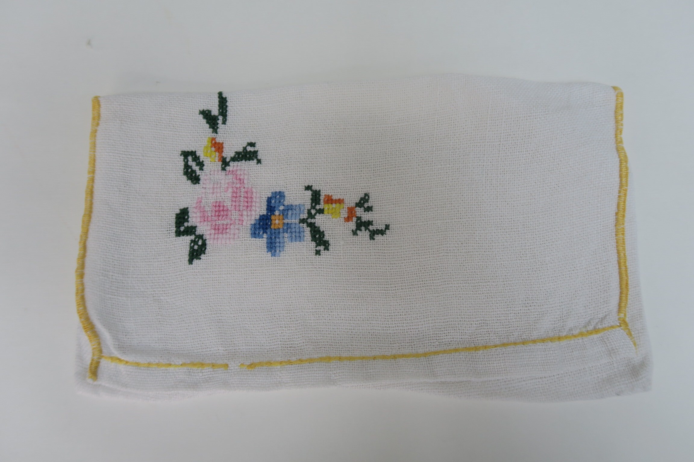 6089 / 4 mignons porte serviette en fil festonnés et brodés de fleurs – Au Baroque-Linge Ancien