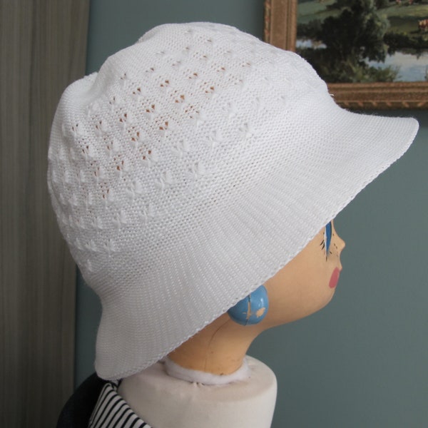 Petit chapeau cloche en coton blanc
