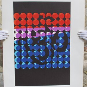 Pode incluir: Um cartaz preto e branco com um design gr&aacute;fico de c&iacute;rculos sobrepostos em vermelho, rosa e azul sobre um fundo preto.