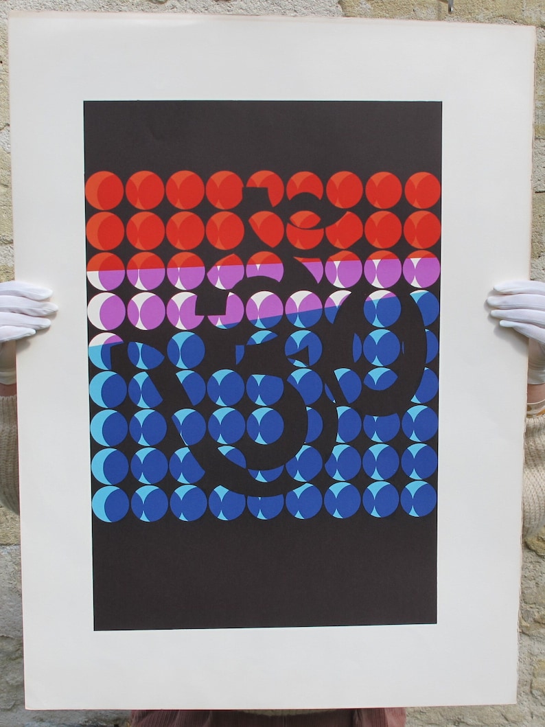 Pode incluir: Um cartaz preto e branco com um design gr&aacute;fico de c&iacute;rculos sobrepostos em vermelho, rosa e azul sobre um fundo preto.