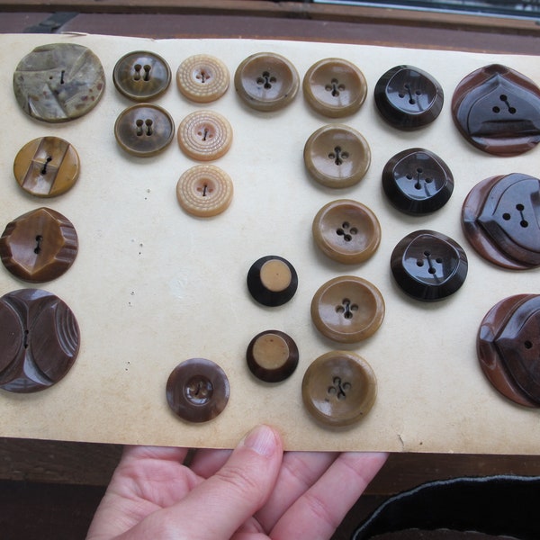 Planche de boutons ancien couleur marron