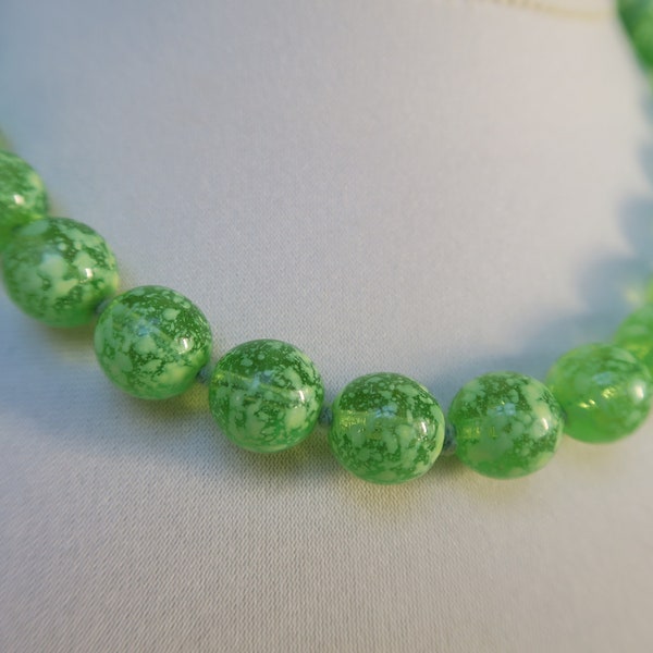 Collier vintage en perles de verre, verre de Clichy vert pomme