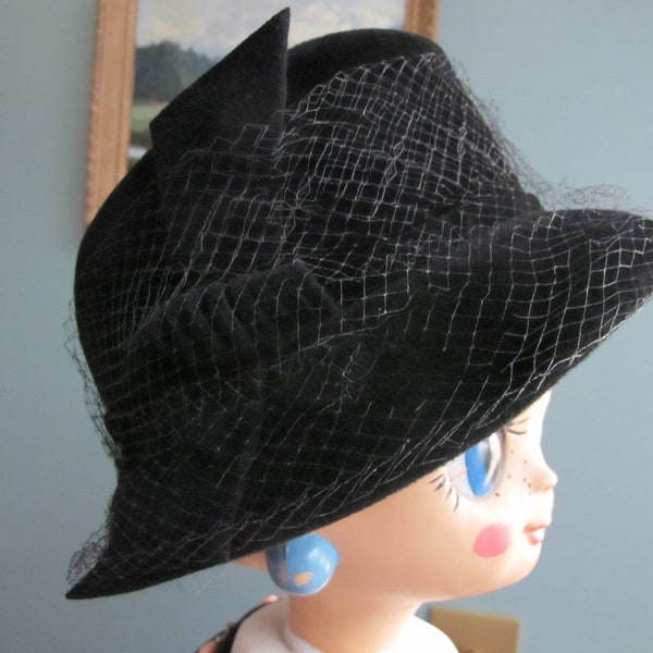 Ancien chapeau cloche en feutre noir et voilette, mode B. Plessis, Paris, France