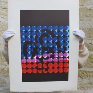 Pode incluir: Uma impress&atilde;o abstrata em preto e branco com um padr&atilde;o geom&eacute;trico de c&iacute;rculos sobrepostos em tons de azul, rosa e vermelho.