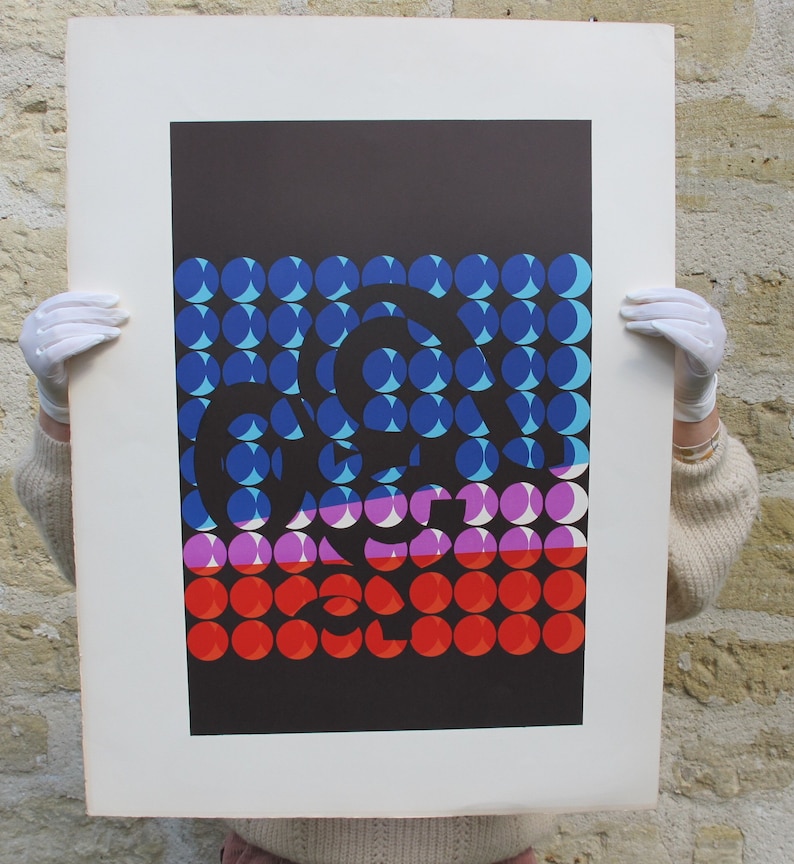 Pode incluir: Uma impress&atilde;o abstrata em preto e branco com um padr&atilde;o geom&eacute;trico de c&iacute;rculos sobrepostos em tons de azul, rosa e vermelho.