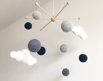 Mobile nuage avec boules au crochet