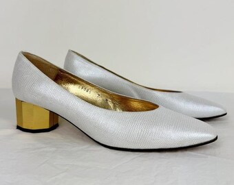 Zapatos de tacón blanco perlado y dorado de los años 80 de Timothy Hitsman