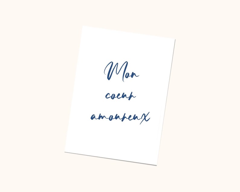 May include: A white card with the words 'Mon coeur appartient' written in blue cursive script.