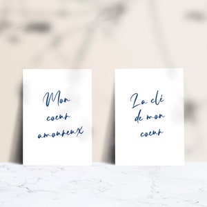 May include: Two white cards with blue text. The card on the left says 'Mon coeur amoureux' and the card on the right says 'La clé de mon coeur'.