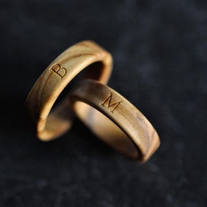 Anillo de madera de olivo personalizado / Grabado personalizado en anillo de madera / Alianza de bodas / Anillo de bodas de madera