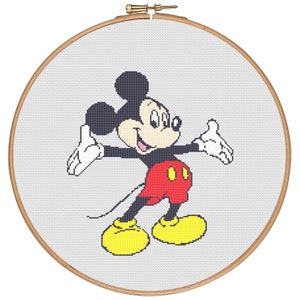 Pode incluir: Bordado em ponto cruz do Mickey Mouse num bastidor de madeira. Mickey está representado com o seu traje clássico: calções vermelhos, sapatos amarelos e luvas brancas. O fundo é um tecido cinzento claro, e o bastidor é de madeira castanha clara.