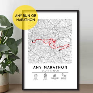 Könnte beinhalten: Handgefertigtes Holzschild mit dem Text "Welcome to our home" in handschriftlichem Stil. Das Schild ist weiß mit schwarzer Schrift bemalt und hat ein dekoratives Blumendesign. Geeignet für den Innen- und Außenbereich.