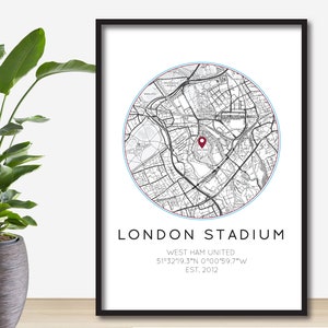 Puede incluir: Un mapa en blanco y negro del London Stadium, hogar del West Ham United, con un pin rojo que marca la ubicación. El texto "LONDON STADIUM", "WEST HAM UNITED", "51°32′19.3″N 0°00'59.7"W" y "EST. 2012" está impreso debajo del mapa.