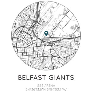 Puede incluir: Un mapa en blanco y negro de Belfast, Irlanda del Norte, con un alfiler azul que marca la ubicaci&oacute;n del SSE Arena. El texto "BELFAST GIANTS" y "SSE ARENA" est&aacute; debajo del mapa, junto con las coordenadas "54&deg;36&prime;13.8&Prime;N 5&deg;54'53.7"W".