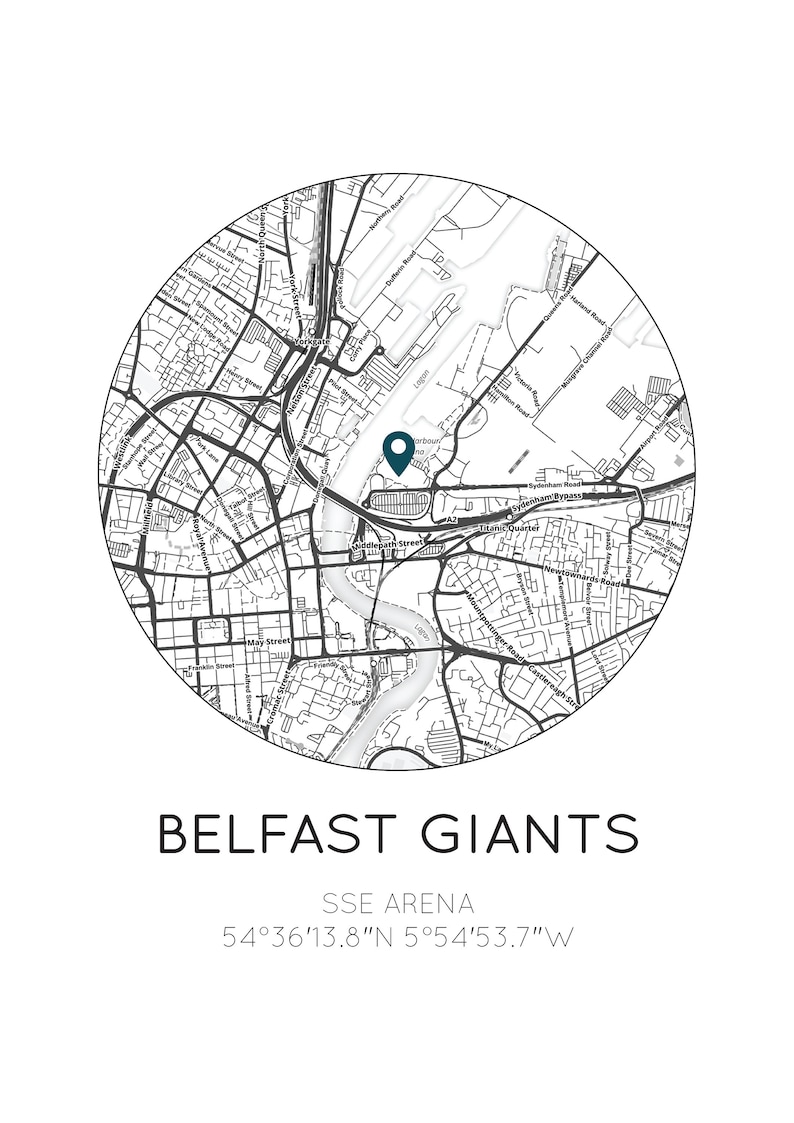 Puede incluir: Un mapa en blanco y negro de Belfast, Irlanda del Norte, con un alfiler azul que marca la ubicaci&oacute;n del SSE Arena. El texto "BELFAST GIANTS" y "SSE ARENA" est&aacute; debajo del mapa, junto con las coordenadas "54&deg;36&prime;13.8&Prime;N 5&deg;54'53.7"W".