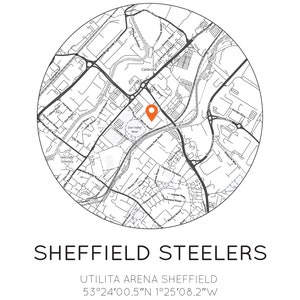 Puede incluir: Un mapa en blanco y negro de Sheffield, Inglaterra, con un alfiler rojo que marca la ubicaci&oacute;n de la Utilita Arena Sheffield. El texto "SHEFFIELD STEELERS" y "UTILITA ARENA SHEFFIELD 53&deg;24'00.5"N 1&deg;25'08.2"W" est&aacute; debajo del mapa.