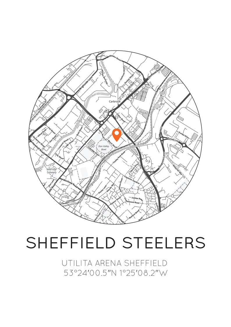Puede incluir: Un mapa en blanco y negro de Sheffield, Inglaterra, con un alfiler rojo que marca la ubicaci&oacute;n de la Utilita Arena Sheffield. El texto "SHEFFIELD STEELERS" y "UTILITA ARENA SHEFFIELD 53&deg;24'00.5"N 1&deg;25'08.2"W" est&aacute; debajo del mapa.