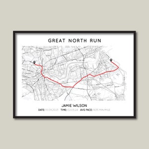 Könnte beinhalten: Eine Schwarzweißkarte der Great North Run-Rennstrecke mit einer roten Linie, die den Weg zeigt. Der Text "GREAT NORTH RUN" befindet sich oben auf der Karte. Unter der Karte befindet sich der Text "JAMIE WILSON", "DATE: 10.09.2023", "TIME: 02:05:24" und "AVG PACE: 9:35 MIN/MILE".