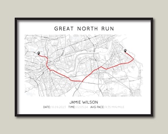 Puede incluir: Un mapa en blanco y negro de la ruta de la carrera Great North Run con una línea roja que muestra el camino. El texto "GREAT NORTH RUN" está en la parte superior del mapa. Debajo del mapa está el texto "JAMIE WILSON", "DATE: 10.09.2023", "TIME: 02:05:24" y "AVG PACE: 9:35 MIN/MILE".