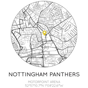 Puede incluir: Un mapa en blanco y negro de Nottingham, Inglaterra, con un alfiler amarillo que marca la ubicaci&oacute;n del Motorpoint Arena. El texto "NOTTINGHAM PANTHERS" y "MOTORPOINT ARENA" est&aacute; debajo del mapa, junto con las coordenadas "52&deg;57&prime;10.7&Prime;N 1&deg;08&prime;22.6"W".