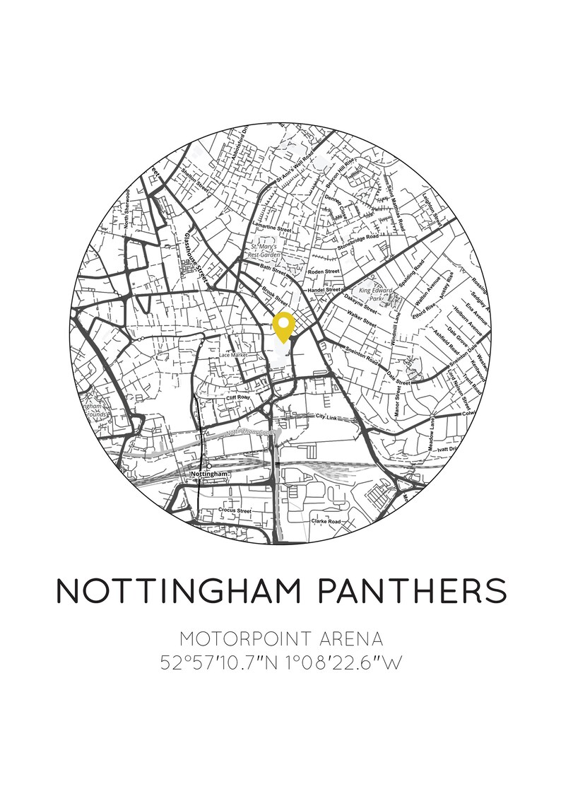 Puede incluir: Un mapa en blanco y negro de Nottingham, Inglaterra, con un alfiler amarillo que marca la ubicaci&oacute;n del Motorpoint Arena. El texto "NOTTINGHAM PANTHERS" y "MOTORPOINT ARENA" est&aacute; debajo del mapa, junto con las coordenadas "52&deg;57&prime;10.7&Prime;N 1&deg;08&prime;22.6"W".