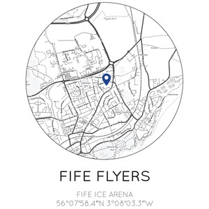 Puede incluir: Un mapa en blanco y negro de Fife, Escocia, con un alfiler azul que marca la ubicaci&oacute;n de la Fife Ice Arena. El texto "FIFE FLYERS" est&aacute; debajo del mapa, y el texto "FIFE ICE ARENA 56&deg;07&prime;58.4&Prime;N 3&deg;08&prime;03.3"W" est&aacute; debajo de ese.