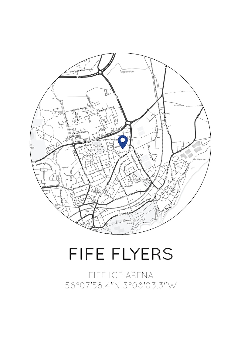 Puede incluir: Un mapa en blanco y negro de Fife, Escocia, con un alfiler azul que marca la ubicaci&oacute;n de la Fife Ice Arena. El texto "FIFE FLYERS" est&aacute; debajo del mapa, y el texto "FIFE ICE ARENA 56&deg;07&prime;58.4&Prime;N 3&deg;08&prime;03.3"W" est&aacute; debajo de ese.