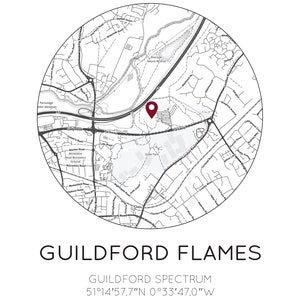 Puede incluir: Un mapa en blanco y negro de Guildford, Inglaterra, con un alfiler rojo que marca la ubicaci&oacute;n del Guildford Spectrum. El texto "GUILDFORD FLAMES" y "GUILDFORD SPECTRUM 51&deg;14'57.7"N 0&deg;33&prime;47.0"W" tambi&eacute;n est&aacute; incluido.