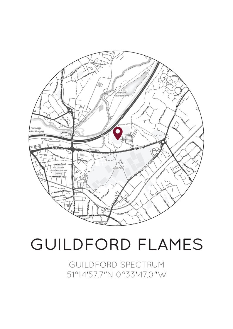 Puede incluir: Un mapa en blanco y negro de Guildford, Inglaterra, con un alfiler rojo que marca la ubicaci&oacute;n del Guildford Spectrum. El texto "GUILDFORD FLAMES" y "GUILDFORD SPECTRUM 51&deg;14'57.7"N 0&deg;33&prime;47.0"W" tambi&eacute;n est&aacute; incluido.