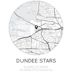 Puede incluir: Un mapa en blanco y negro de Dundee, Escocia, con un alfiler azul que marca la ubicaci&oacute;n de la Dundee Ice Arena. El texto "Dundee Stars" y "Dundee Ice Arena" se muestra debajo del mapa, junto con las coordenadas "56&deg;28&prime;54.3&Prime;N 3&deg;01&prime;29.0"W".