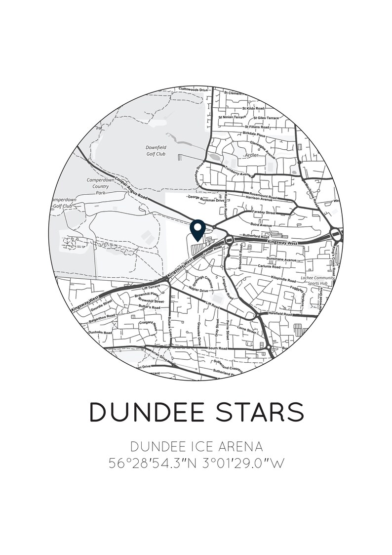 Puede incluir: Un mapa en blanco y negro de Dundee, Escocia, con un alfiler azul que marca la ubicaci&oacute;n de la Dundee Ice Arena. El texto "Dundee Stars" y "Dundee Ice Arena" se muestra debajo del mapa, junto con las coordenadas "56&deg;28&prime;54.3&Prime;N 3&deg;01&prime;29.0"W".