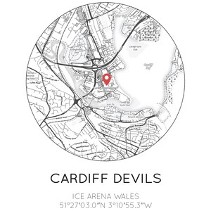 Puede incluir: Un mapa en blanco y negro de Cardiff, Gales, con un alfiler rojo que marca la ubicaci&oacute;n de Cardiff International Sports Village. El texto "CARDIFF DEVILS" e "ICE ARENA WALES" est&aacute; debajo del mapa, junto con las coordenadas "51&deg;27'03.0"N 3&deg;10'55.3"W".