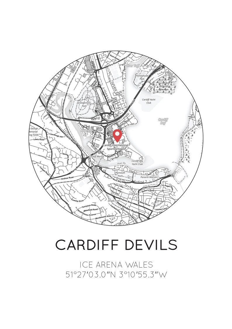 Puede incluir: Un mapa en blanco y negro de Cardiff, Gales, con un alfiler rojo que marca la ubicaci&oacute;n de Cardiff International Sports Village. El texto "CARDIFF DEVILS" e "ICE ARENA WALES" est&aacute; debajo del mapa, junto con las coordenadas "51&deg;27'03.0"N 3&deg;10'55.3"W".