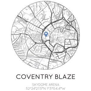 Puede incluir: Un mapa en blanco y negro de Coventry, Inglaterra, con un alfiler azul que marca la ubicaci&oacute;n de la Skydome Arena. El texto "COVENTRY BLAZE" y "SKYDOME ARENA" est&aacute; debajo del mapa, junto con las coordenadas "52&deg;24&prime;27.5&Prime;N 1&deg;31&prime;04.4"W".