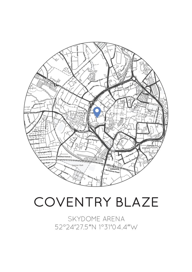 Puede incluir: Un mapa en blanco y negro de Coventry, Inglaterra, con un alfiler azul que marca la ubicaci&oacute;n de la Skydome Arena. El texto "COVENTRY BLAZE" y "SKYDOME ARENA" est&aacute; debajo del mapa, junto con las coordenadas "52&deg;24&prime;27.5&Prime;N 1&deg;31&prime;04.4"W".