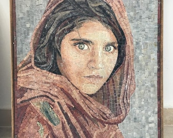 Oeuvre d'art en mosaïque d'une fille afghane - Time Magazine